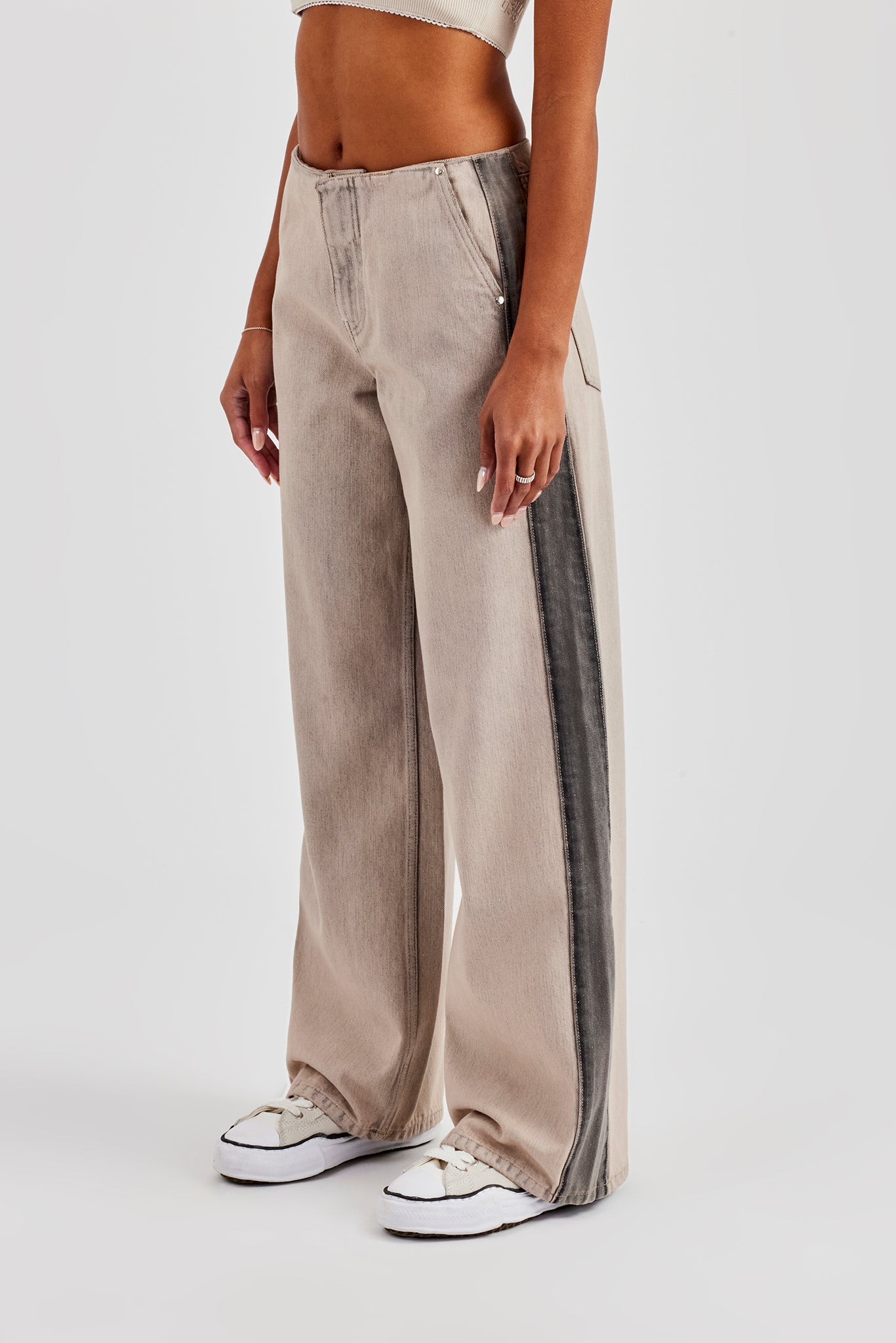 Baggy-Jeans mit Einsätzen – verwaschener Stein