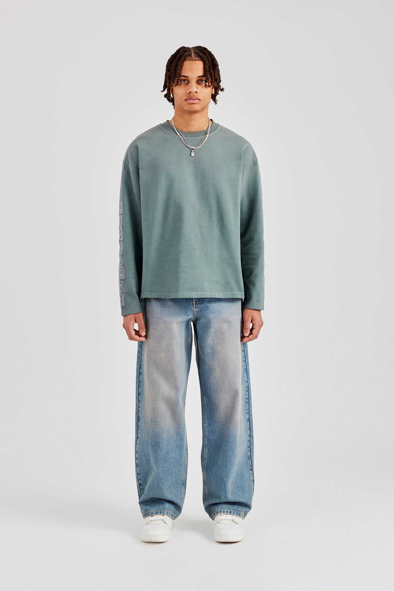 Gewaschenes Langarm-T-Shirt mit offenem Saum - Grau