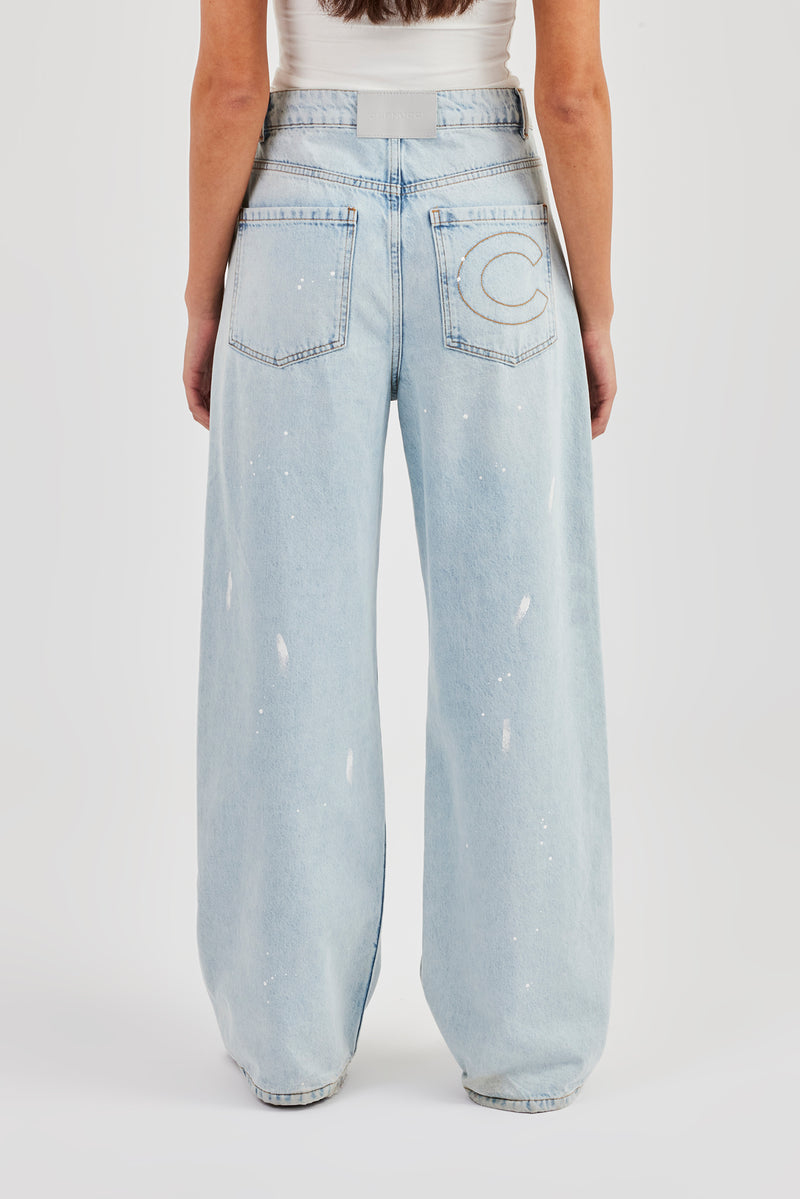 Jeans im Used-Look mit Farbspritzern – Eisblau