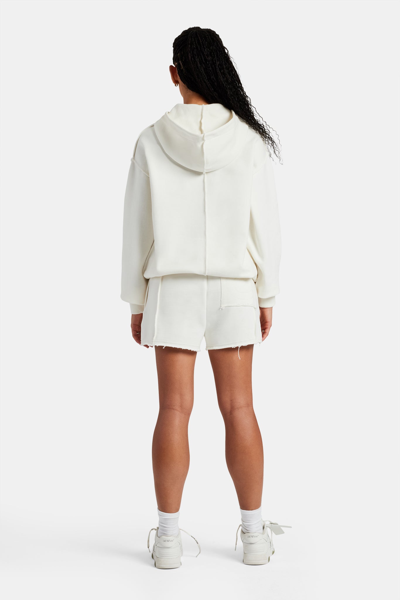 Set aus Oversize-Kapuzenpullover und Shorts mit Overlock-Muster – Off White