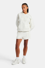 Set aus Oversize-Kapuzenpullover und Shorts mit Overlock-Muster – Off White