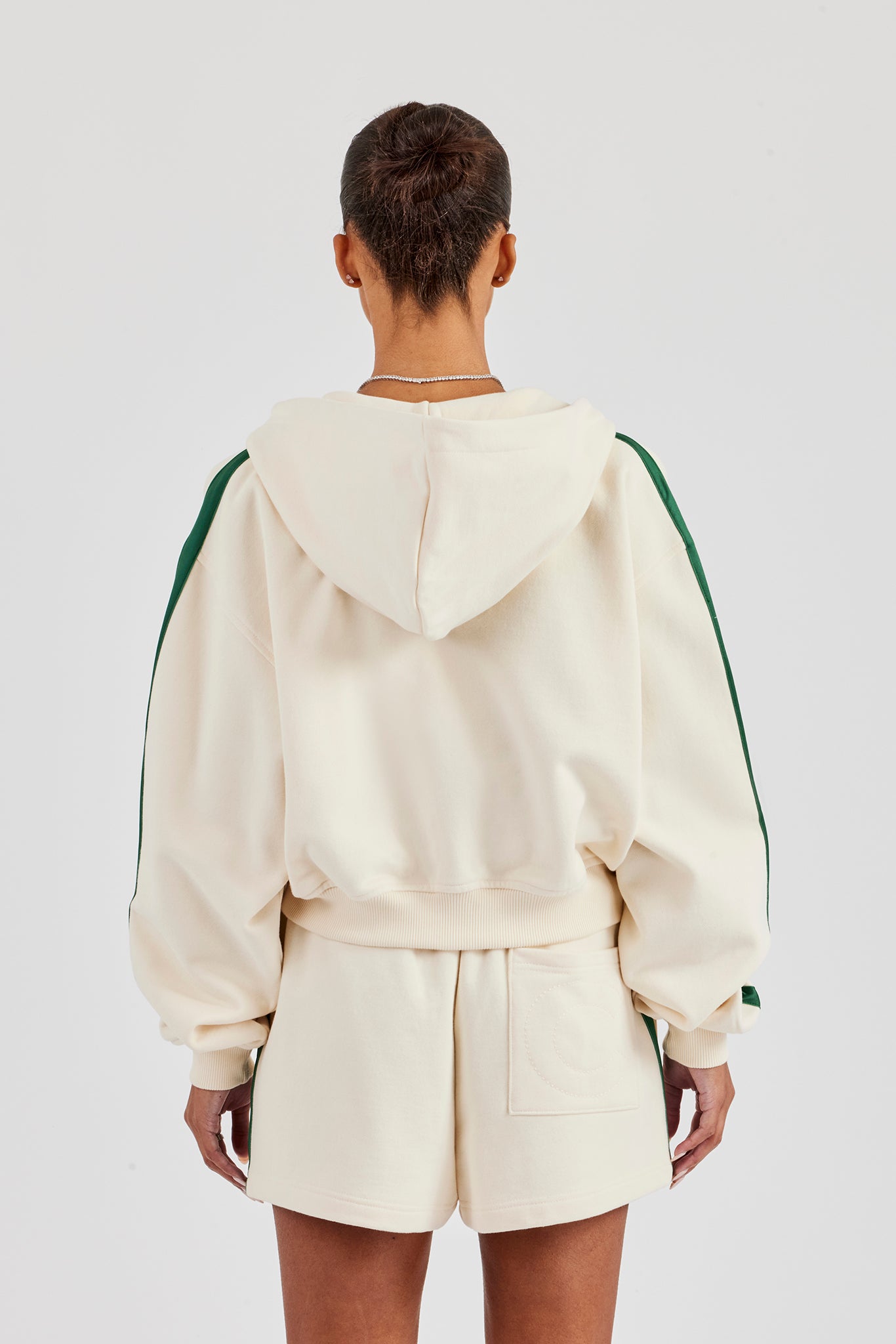 CCC – Kastenförmiger Kapuzenpullover mit durchgehendem Reißverschluss und Shorts – Off White
