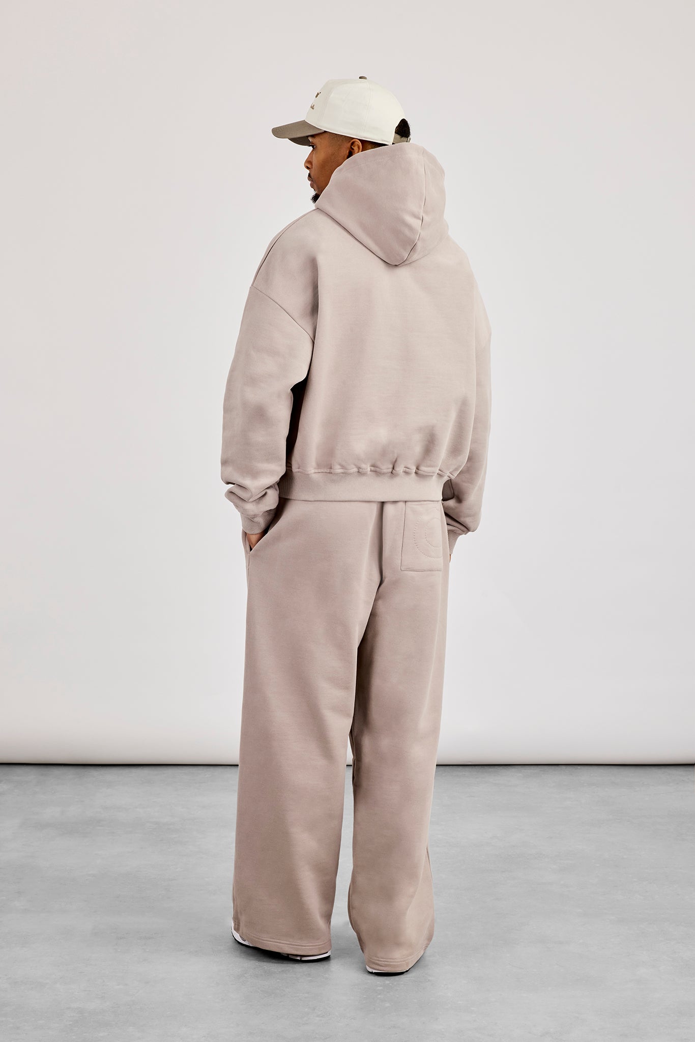 Kapuzenpulli mit Reißverschluss und lässige Jogginghose – Stein