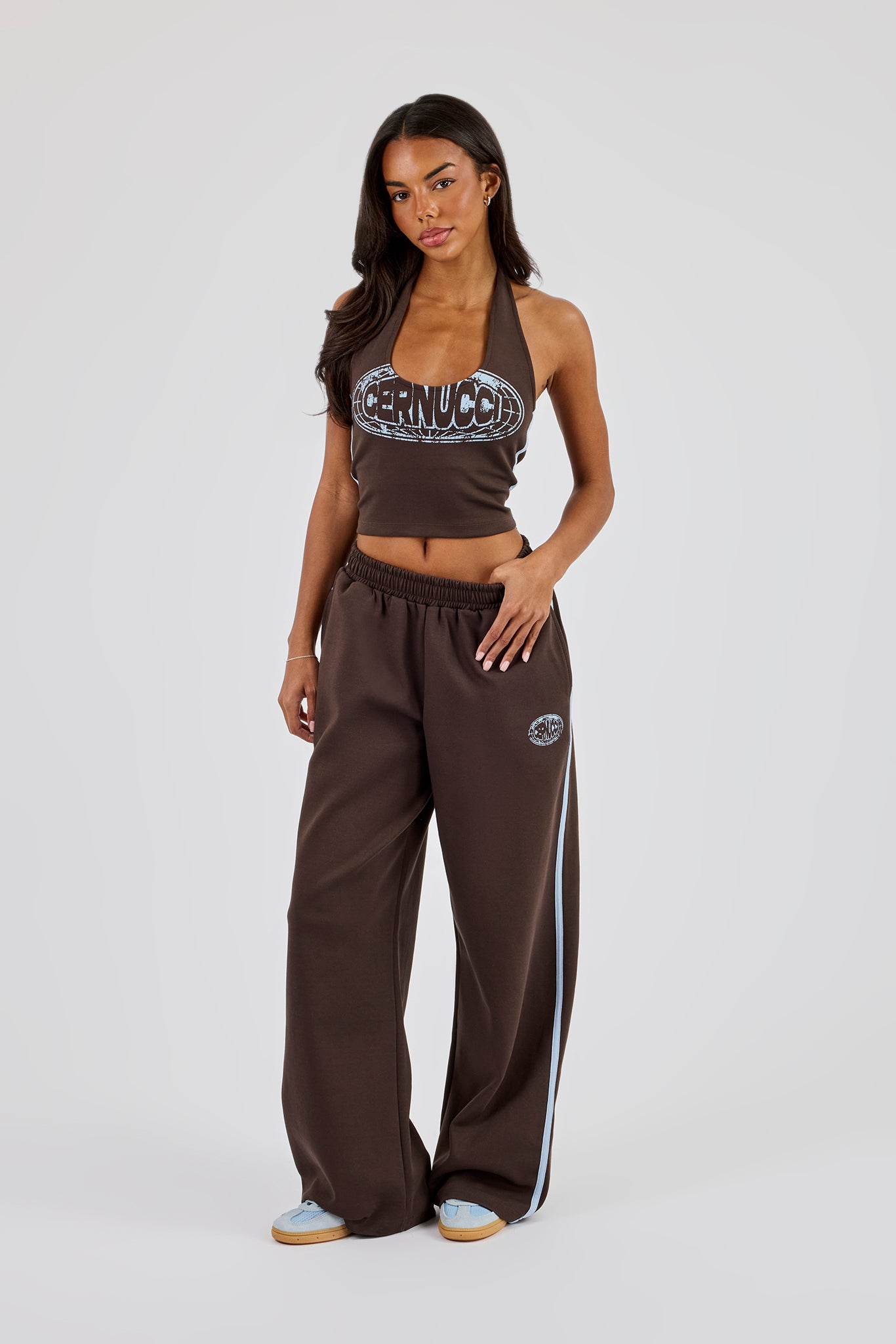 Ausgefranster Halterneck-Crop-Top mit Logo und weite Jogginghose mit Print – Dunkelbraun