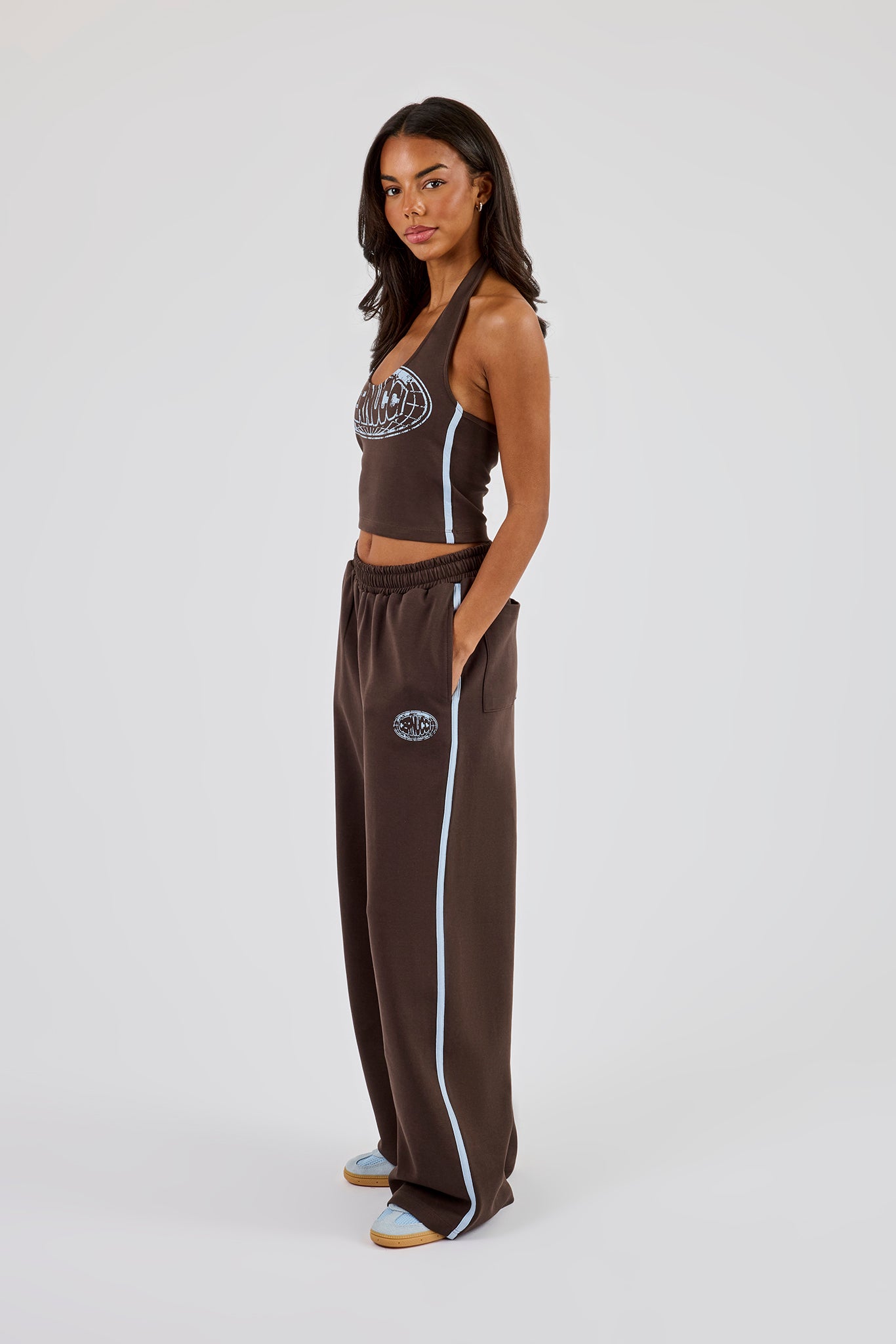 Ausgefranster Halterneck-Crop-Top mit Logo und weite Jogginghose mit Print – Dunkelbraun