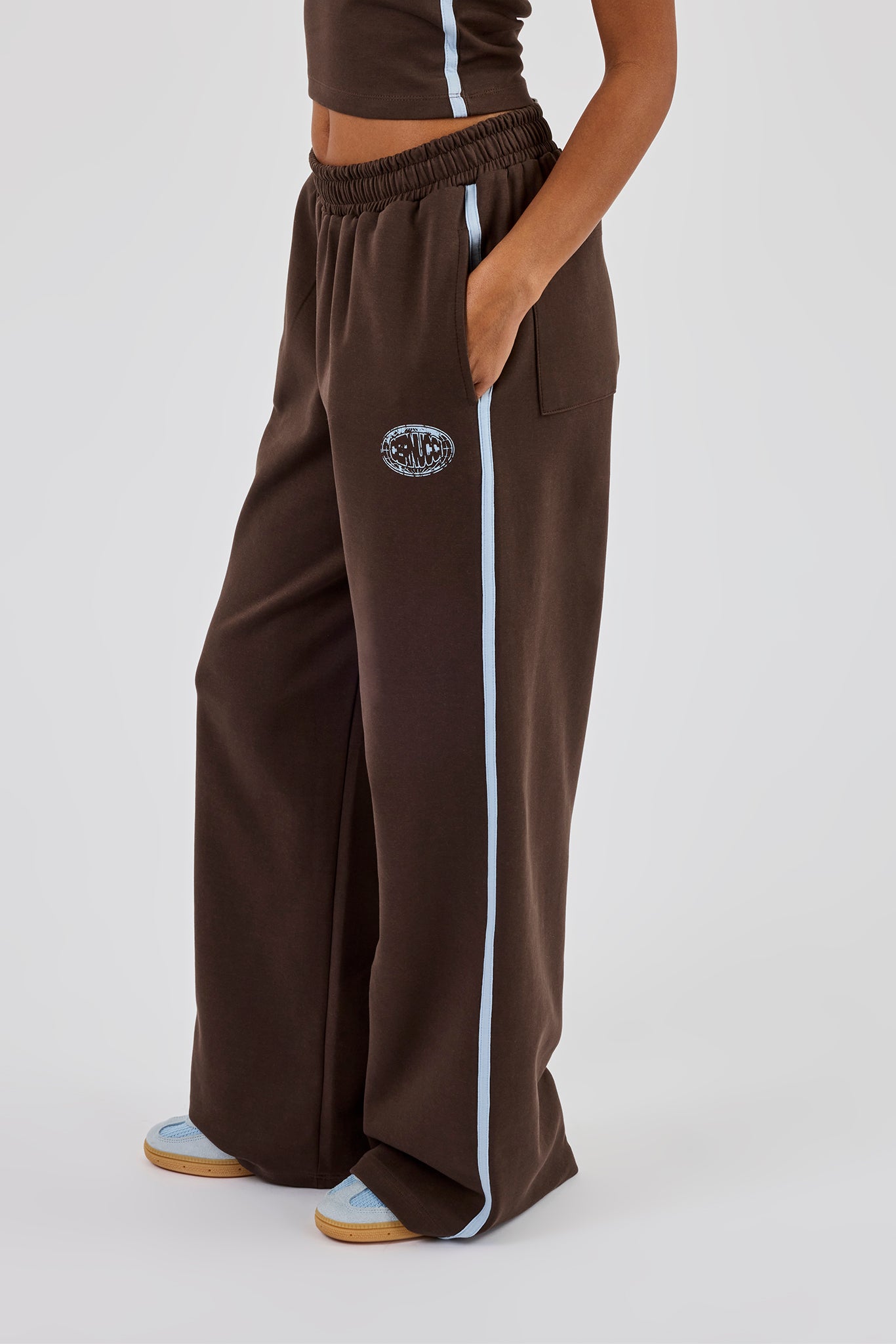 Ausgefranster Halterneck-Crop-Top mit Logo und weite Jogginghose mit Print – Dunkelbraun