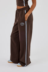 Ausgefranster Halterneck-Crop-Top mit Logo und weite Jogginghose mit Print – Dunkelbraun