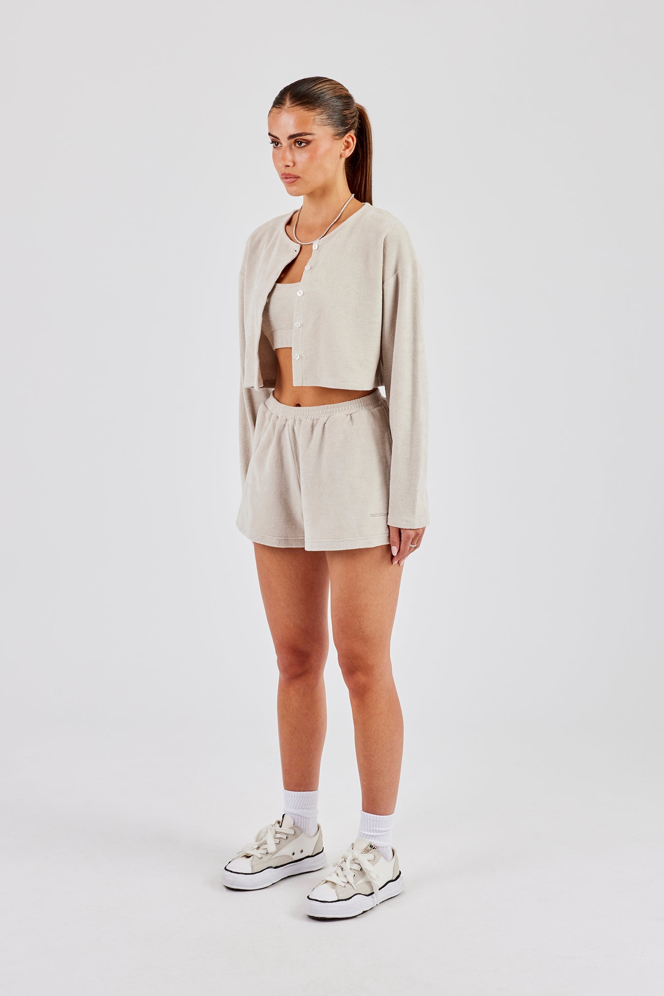 Strickjacke, Bralette und Shorts aus Frottee – Beige