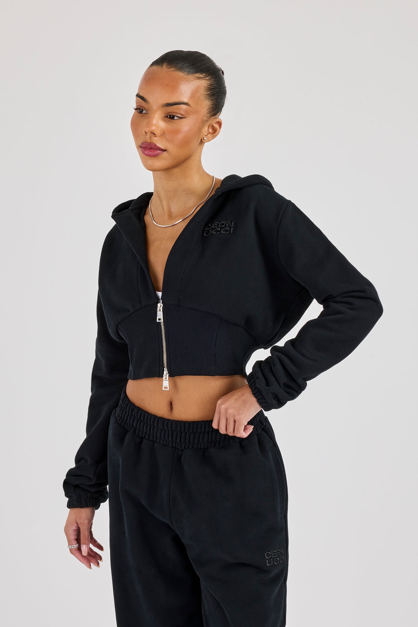 Gerippter Kapuzenpullover mit Kontrastnähten und Reißverschluss – Schwarz