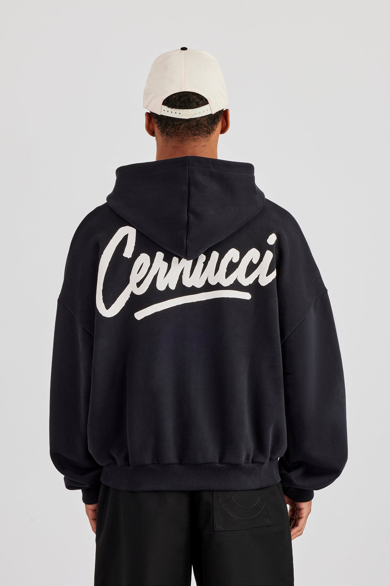 Cernucci Script Boxy Zip Through Hoodie – Schwarz