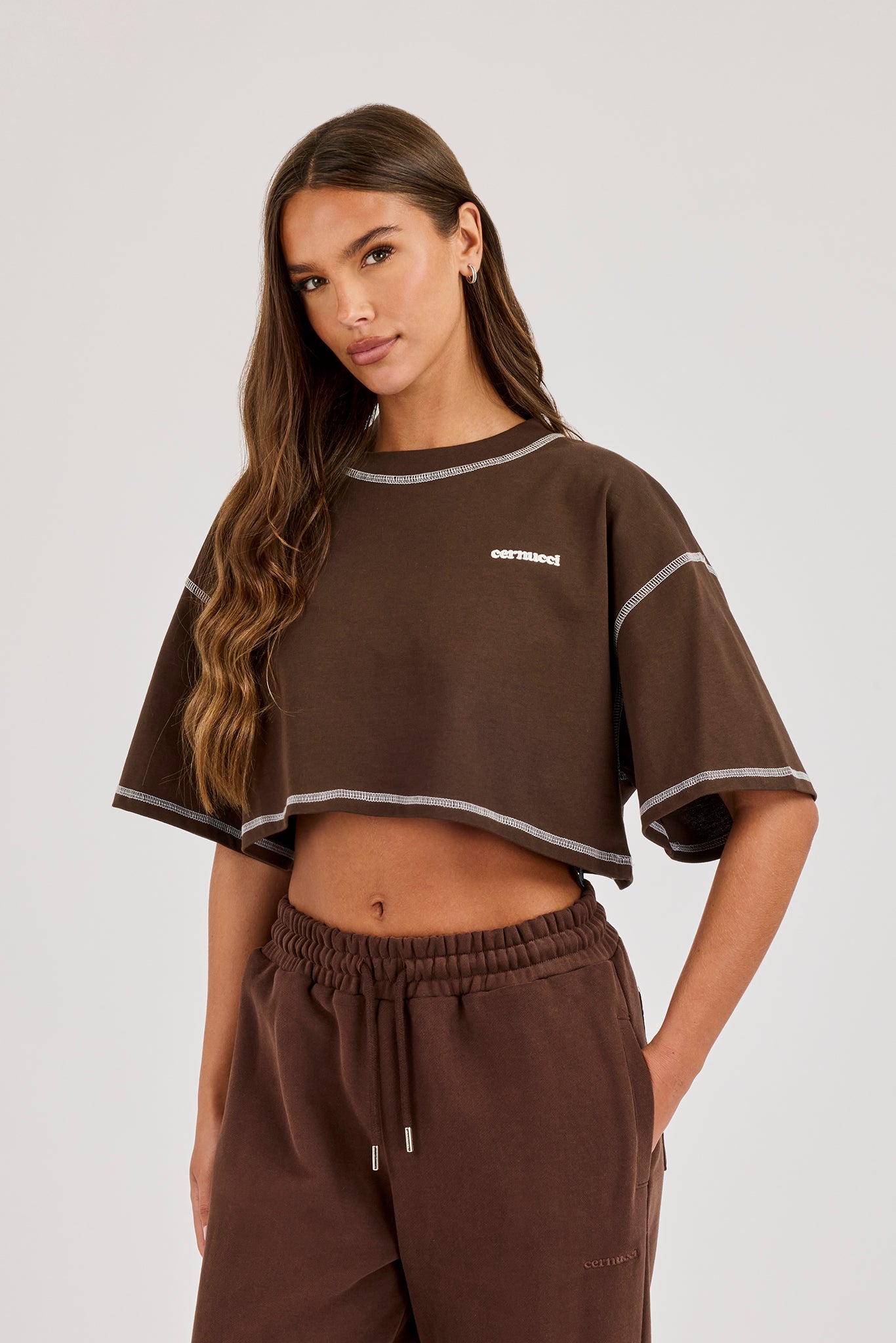 Cropped Contrast Stitch Sticker Back Print T-Shirt - Chocolate