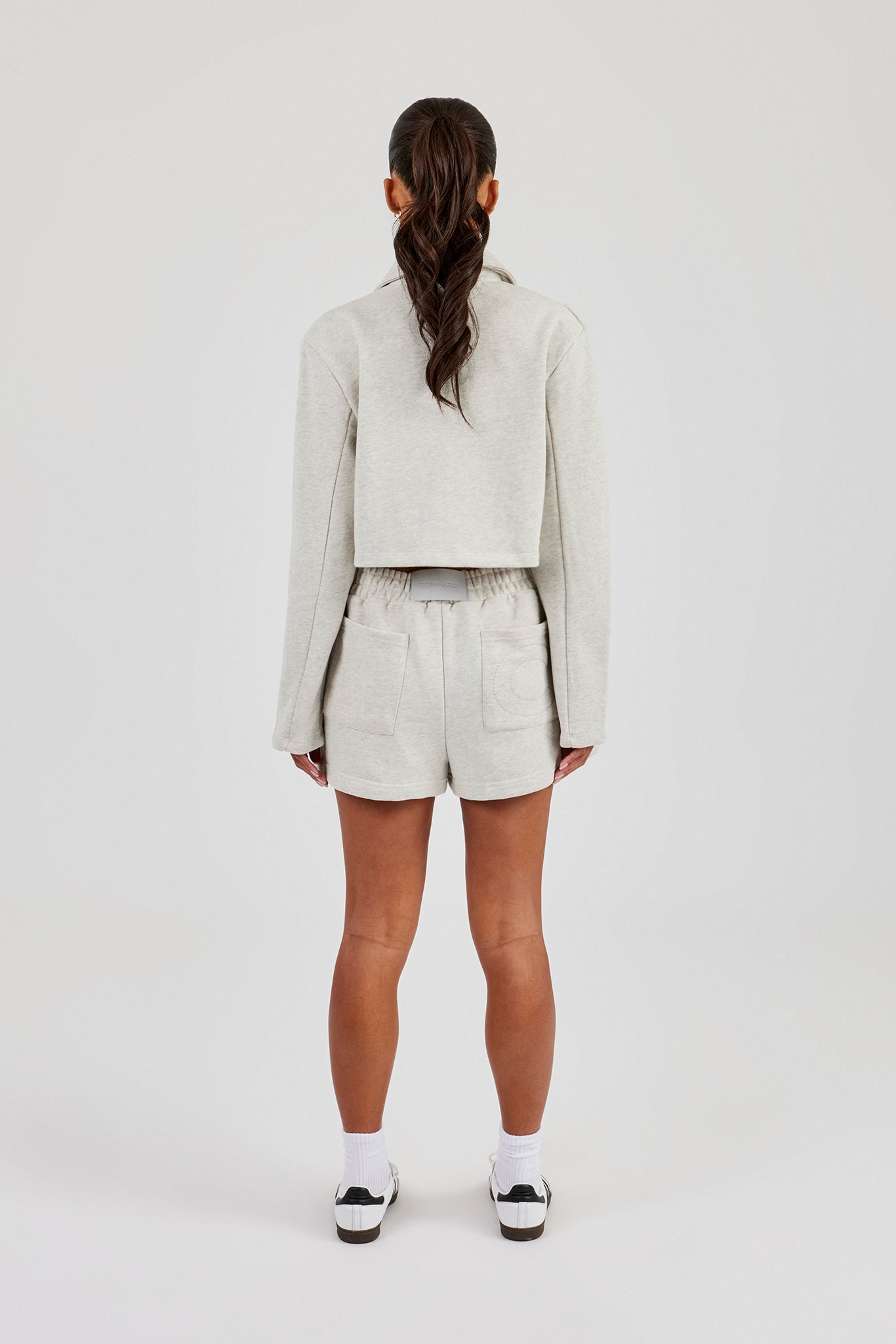 Maßgeschneiderte Harrington-Jacke und bestickte Shorts – Aschgrau