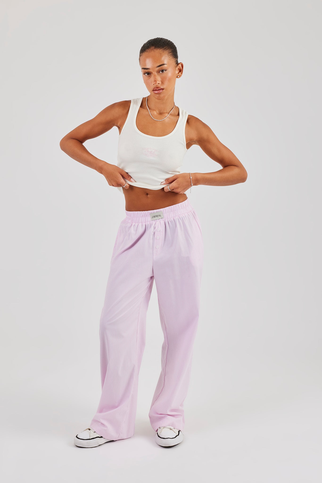 Gestreiftes Hemd und Hose mit Knopfdetail - Rosa