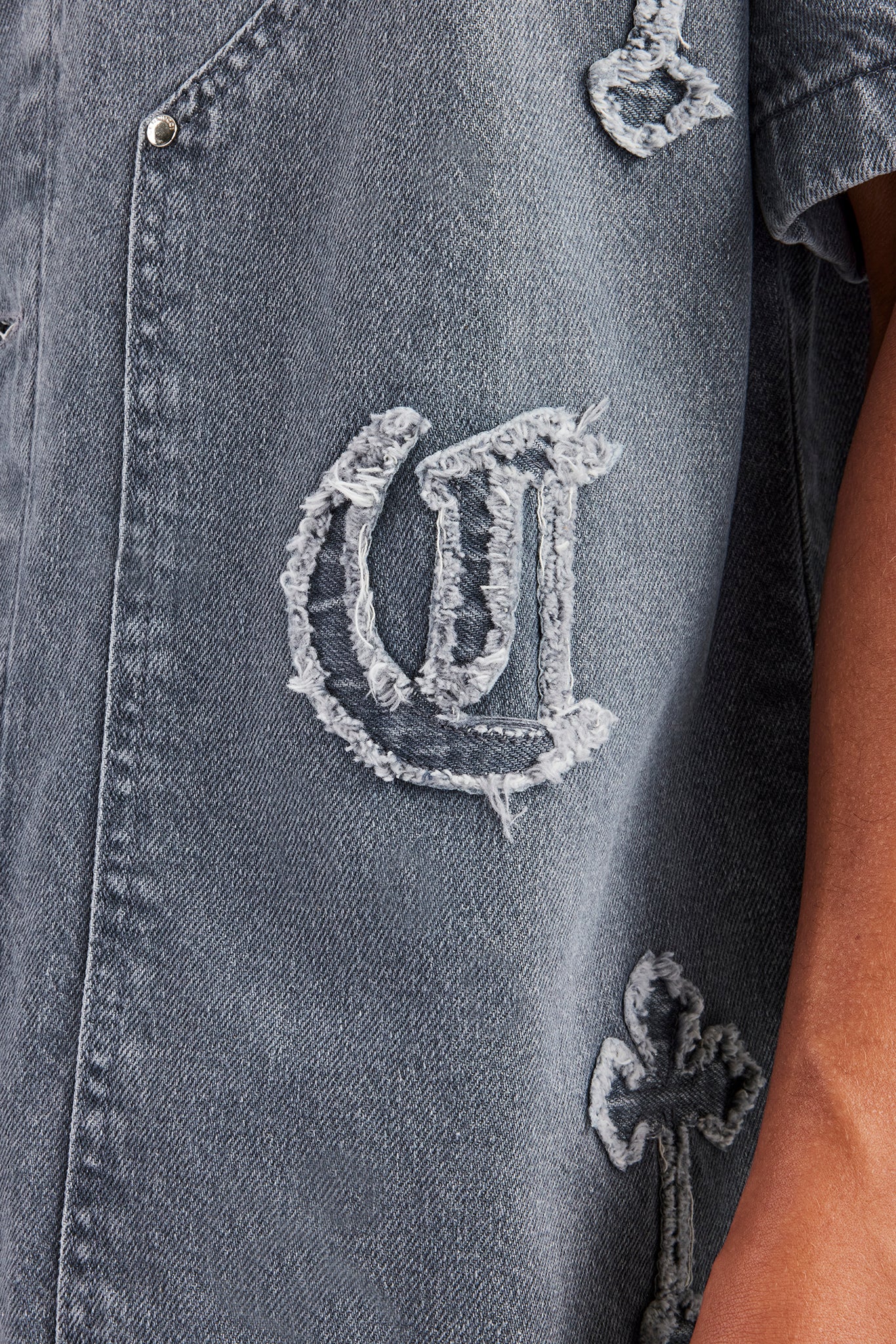 Carpenter-Jeanshemd mit Raw Edge-Applikation – Verwaschenes Grau