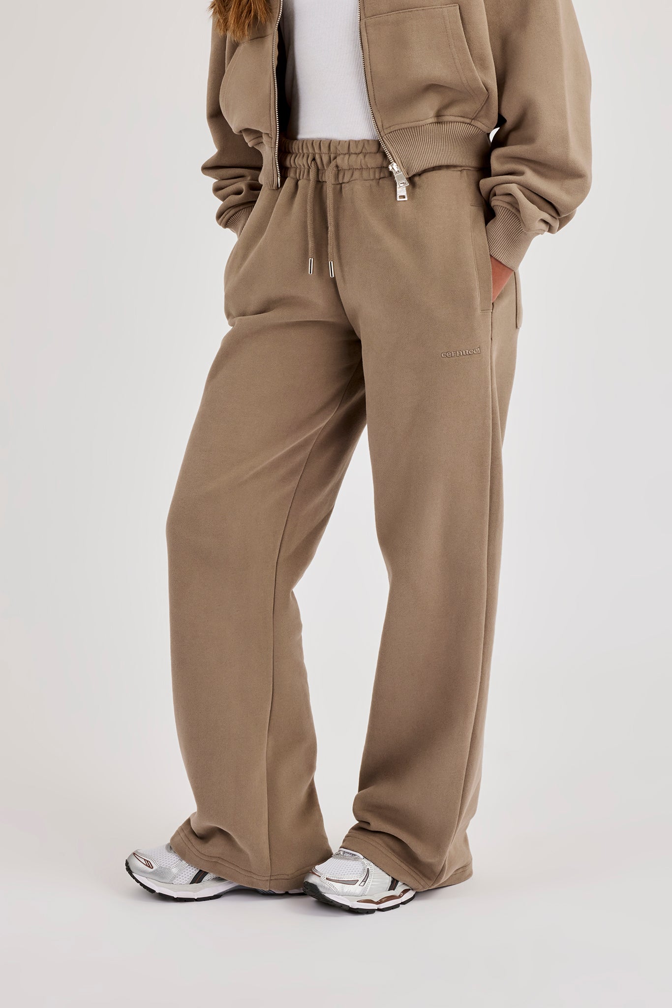 Bestickte Jogginghose mit weitem Bein – Taupe
