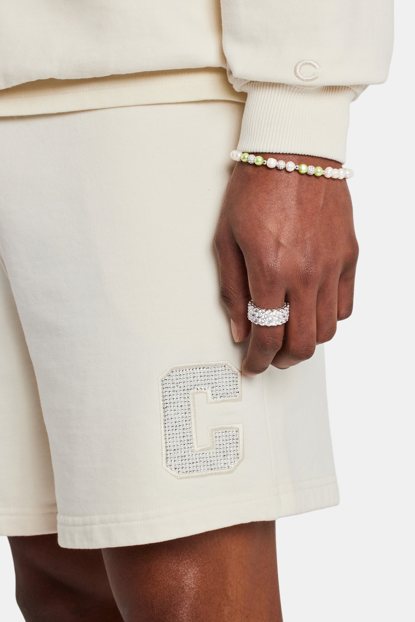 Lockere Shorts mit verziertem C - Ecru