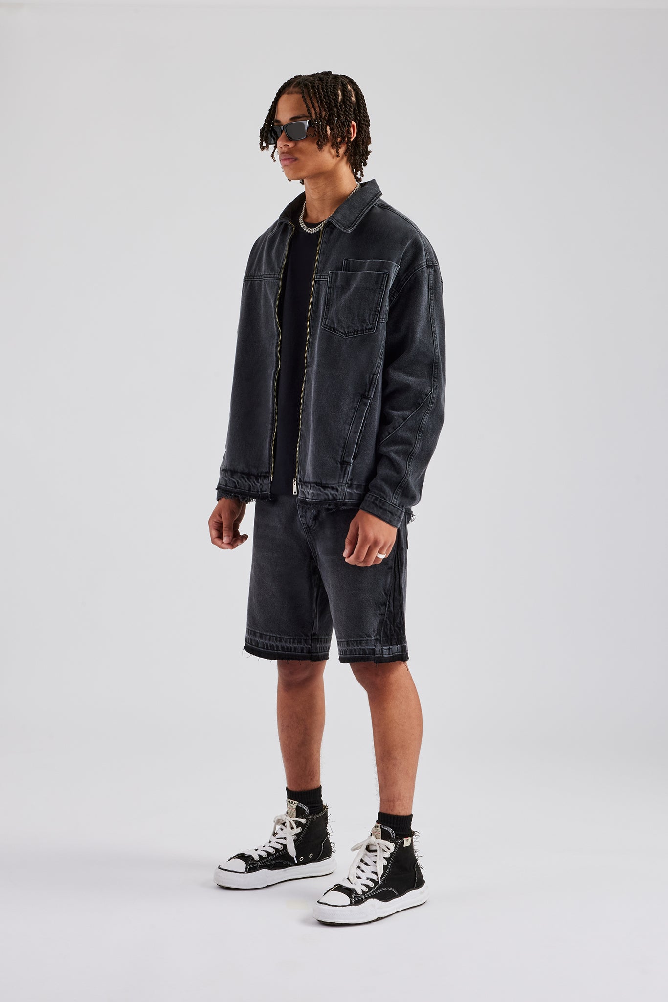 Set aus Jeansjacke mit Reißverschluss und Shorts im Bahnendesign – verwaschenes Grau