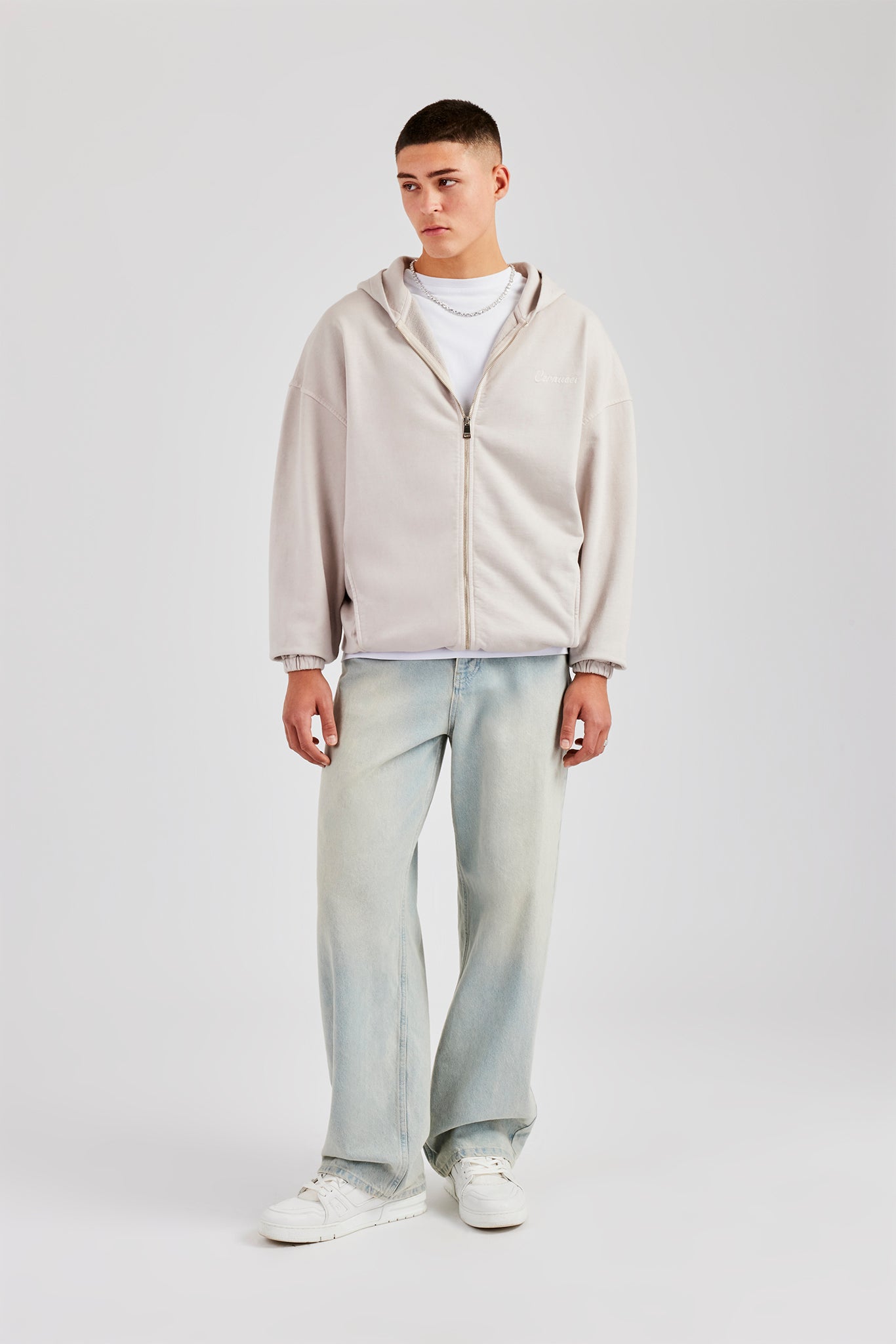 Bestickter Kapuzenpullover mit durchgehendem Reißverschluss – verwaschener Stein