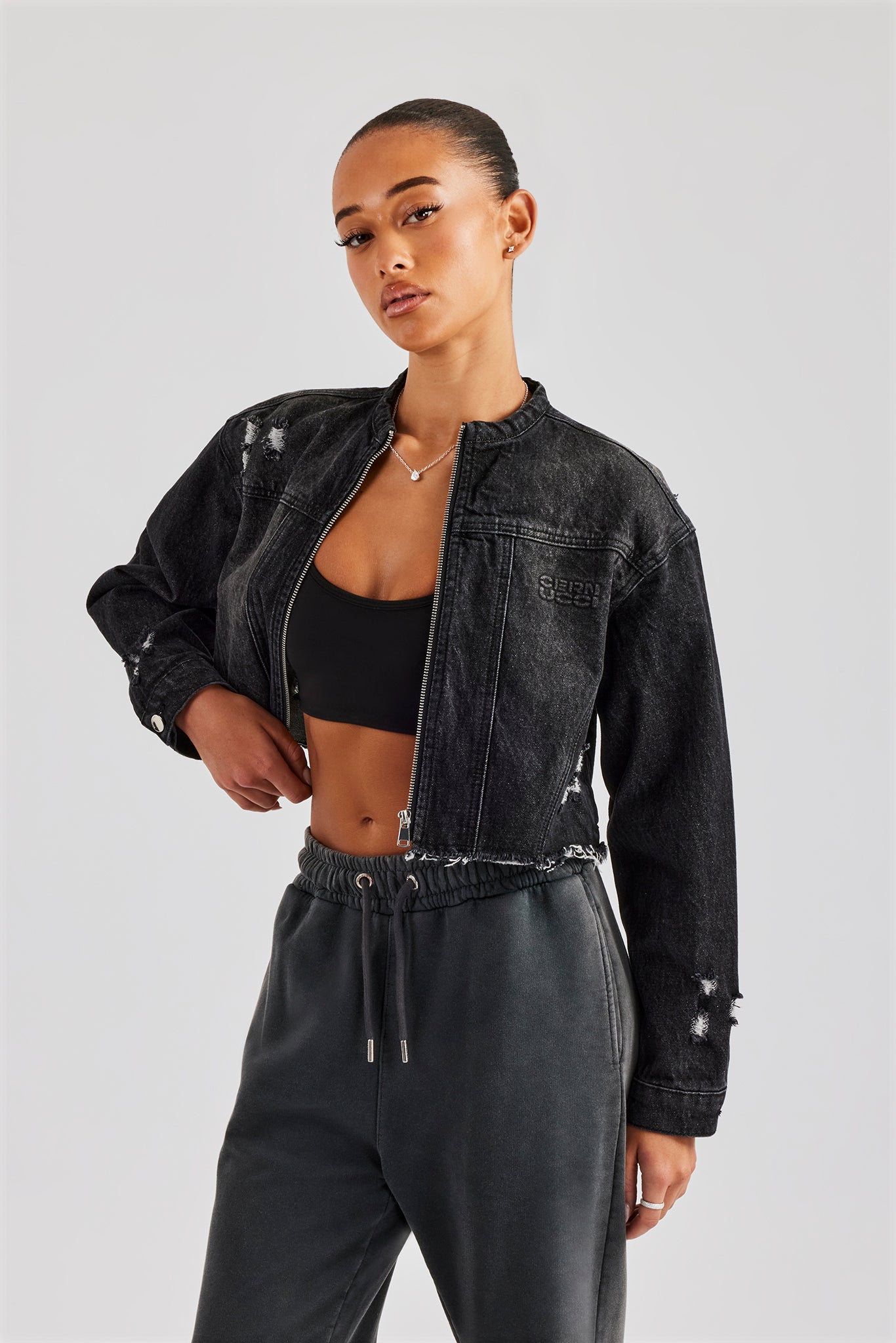 Kragenlose Jeansjacke mit ungesäumtem Saum – verwaschenes Schwarz