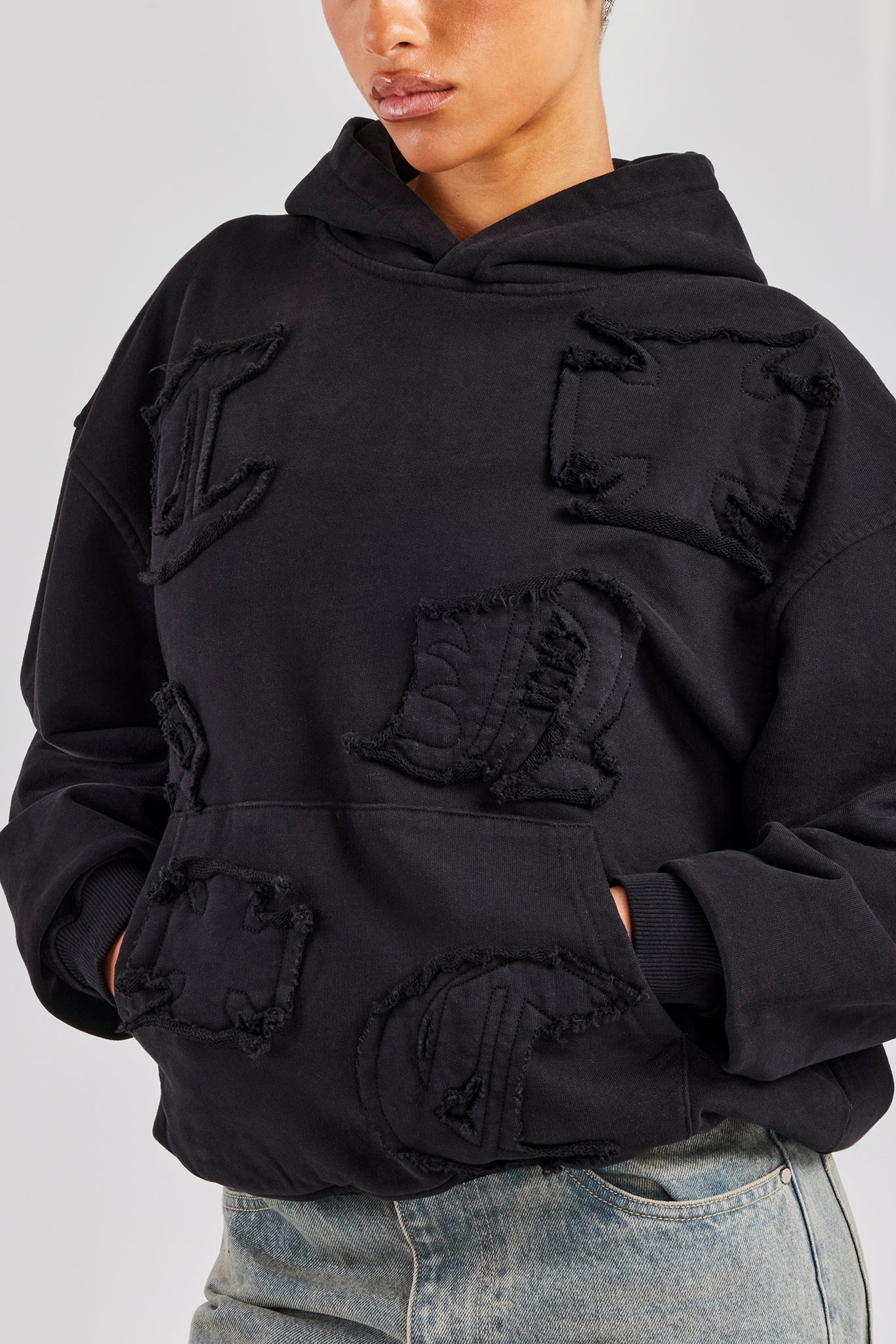 Kapuzenpullover mit Distressed-Applikation für Damen - Schwarz