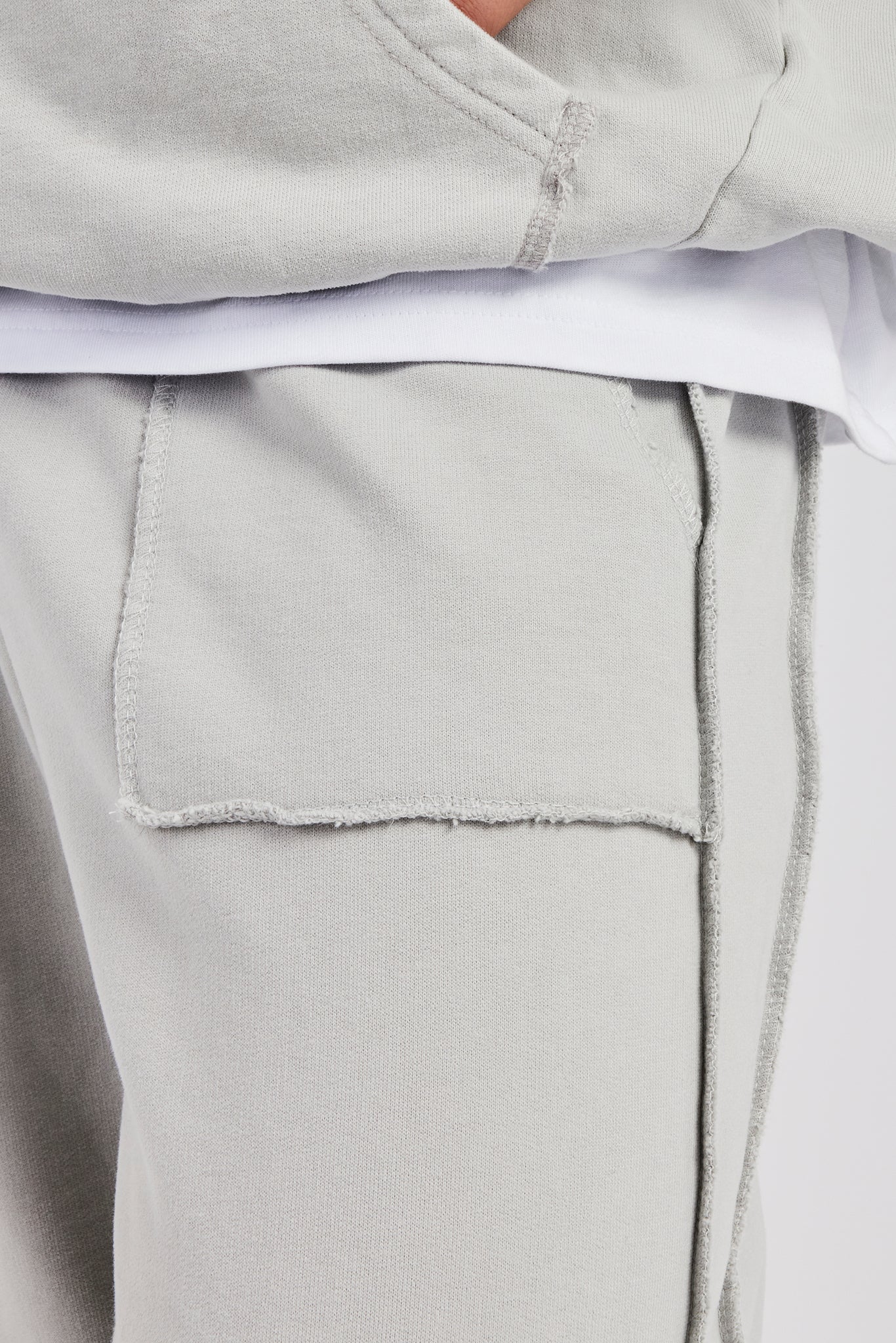 Jogginghose mit sichtbaren Nähten und geradem Bein – Aschgrau