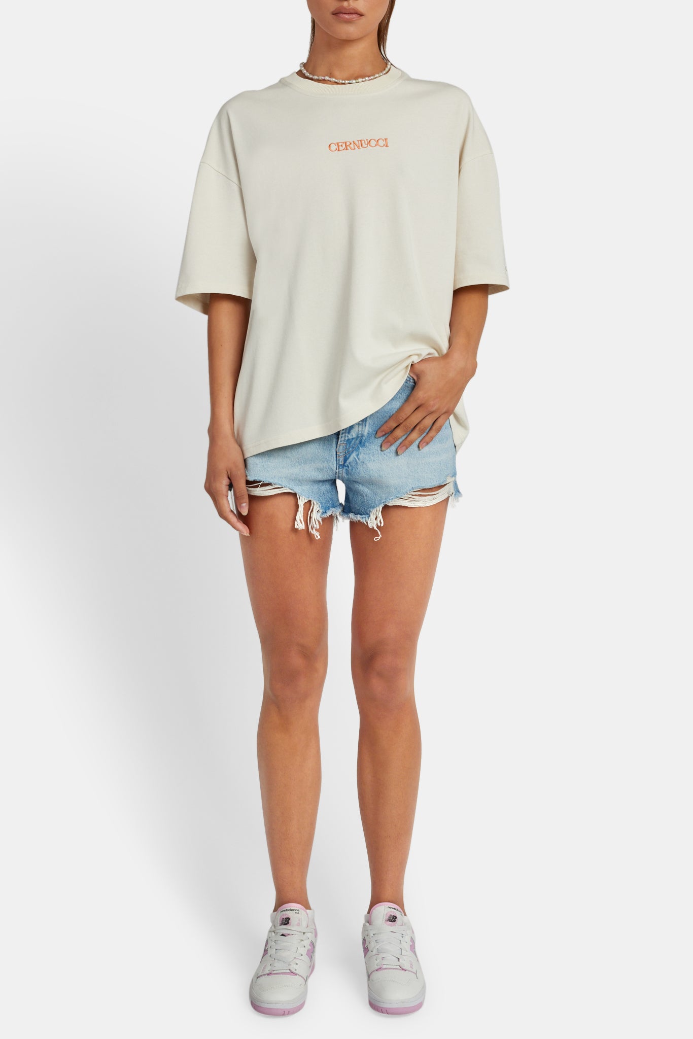 Cernucci T-Shirt mit Blumenstempel-Grafik – Ecru