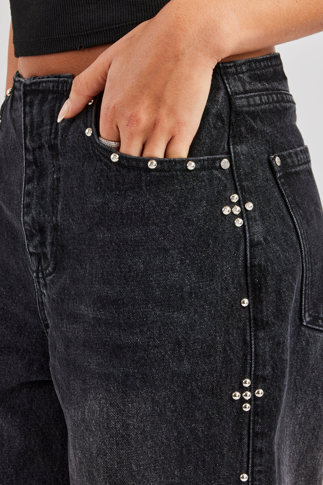 Baggy-Jeans mit Nietendetail – verwaschenes Schwarz