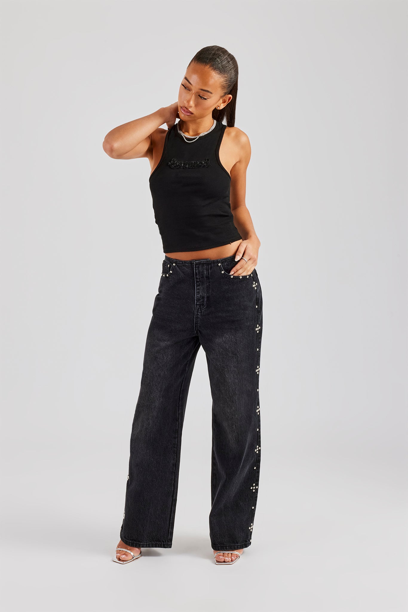 Baggy-Jeans mit Nietendetail – verwaschenes Schwarz