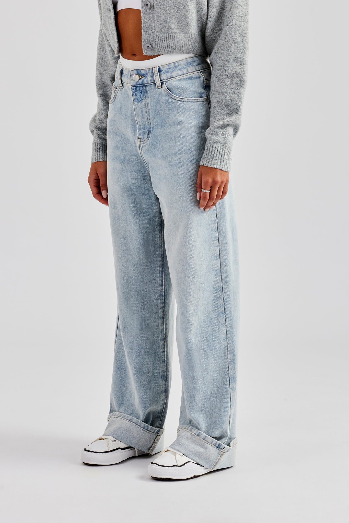 Baggy-Jeans mit Umschlagbund - Eisblau