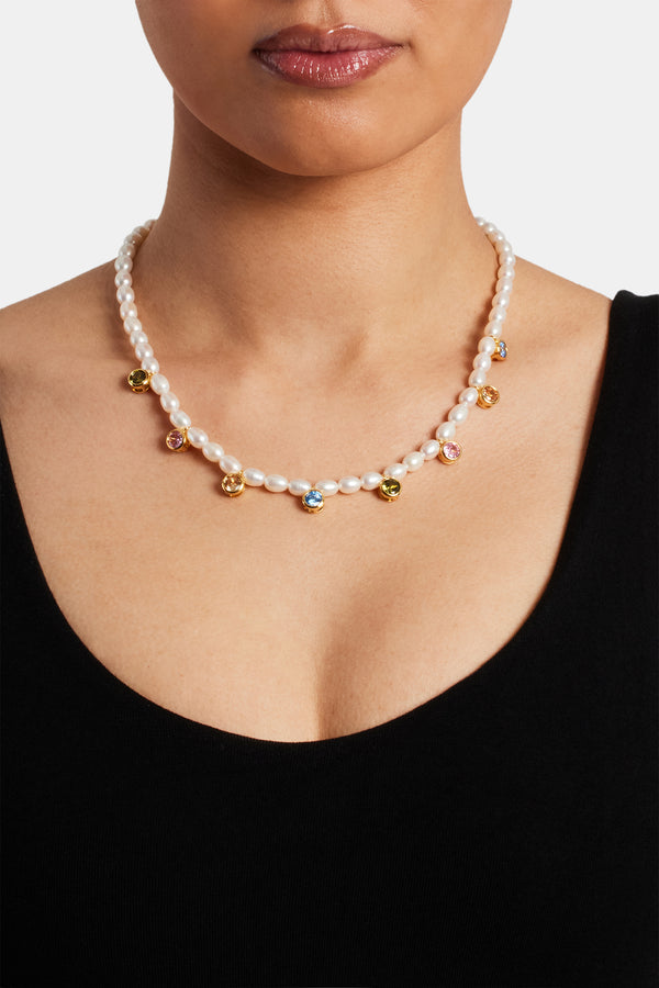 female model wearing the Freshwater pearl drop gem necklace