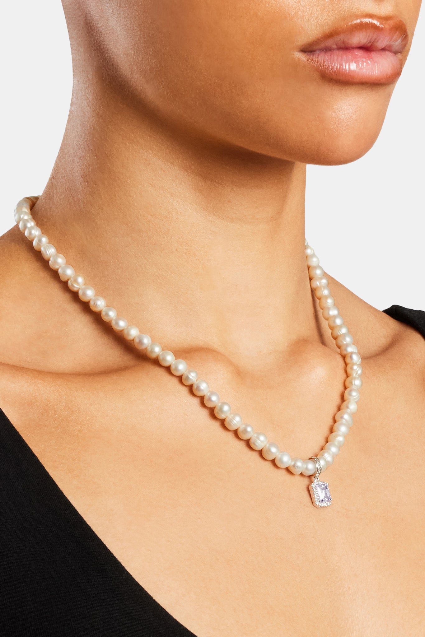 Halskette mit Anhänger aus Süßwasserperlen und lila Edelsteinen