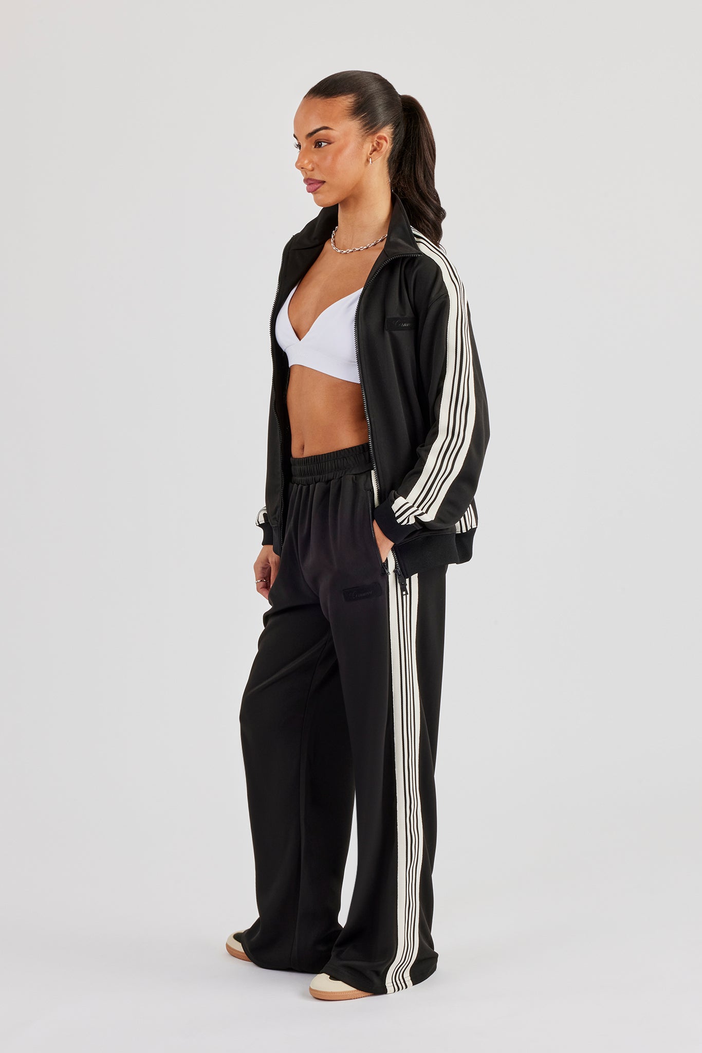 Damen-Trainingshose mit weitem Bein und glattem Polyesterband – Schwarz