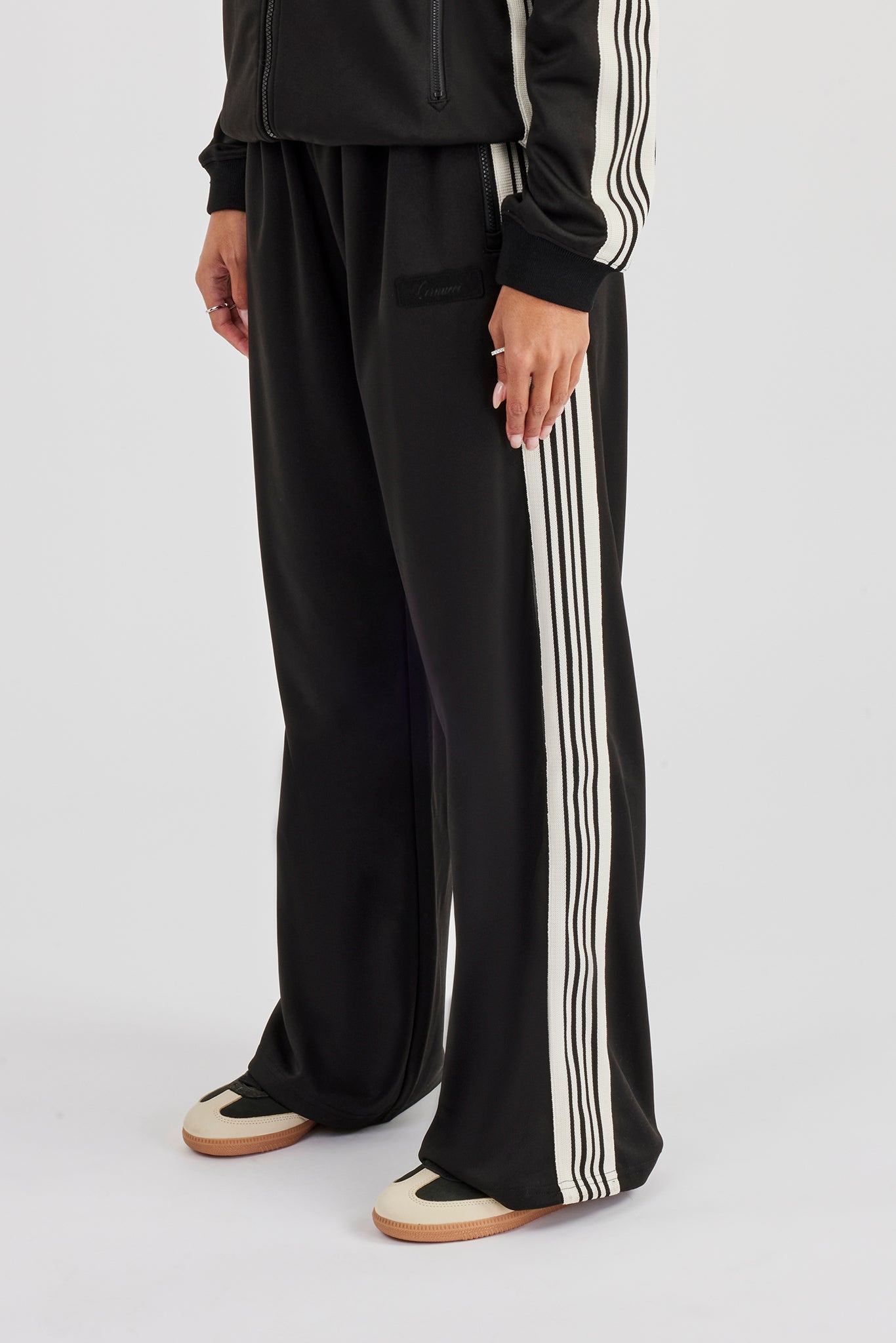 Damen-Trainingshose mit weitem Bein und glattem Polyesterband – Schwarz