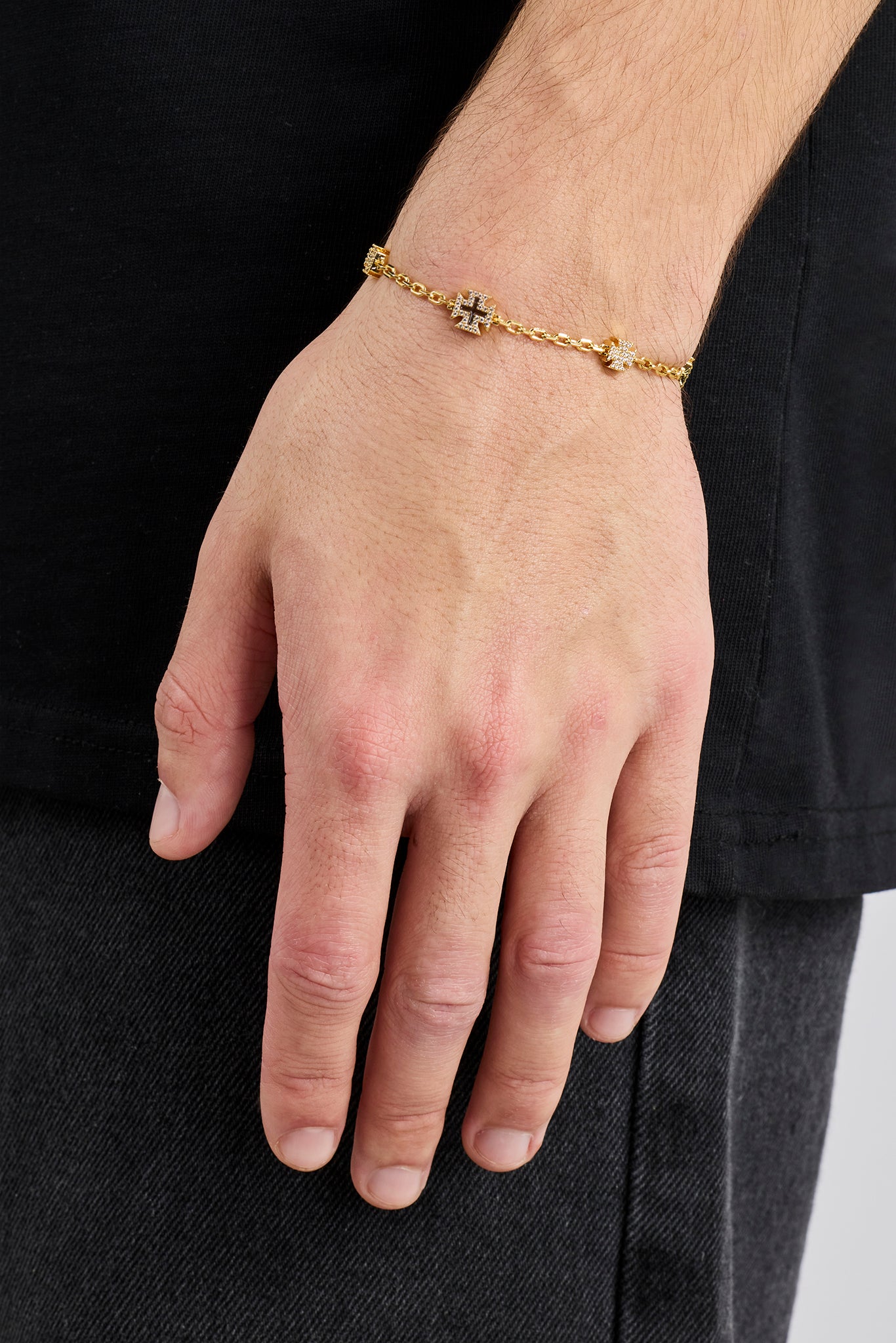 Schokoladenfarbenes Rolo-Armband mit Mikromotiv – Gold