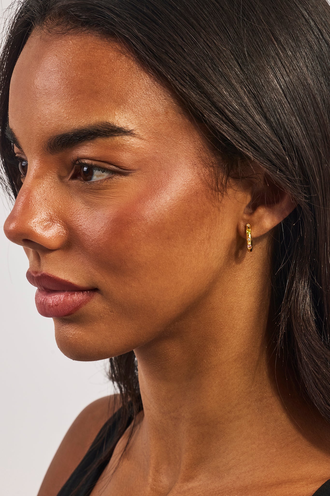 Edelstein- & Motiv-Huggie-Creolen – 15 mm – Gold