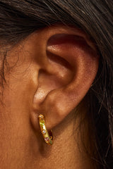 Edelstein- & Motiv-Huggie-Creolen – 15 mm – Gold