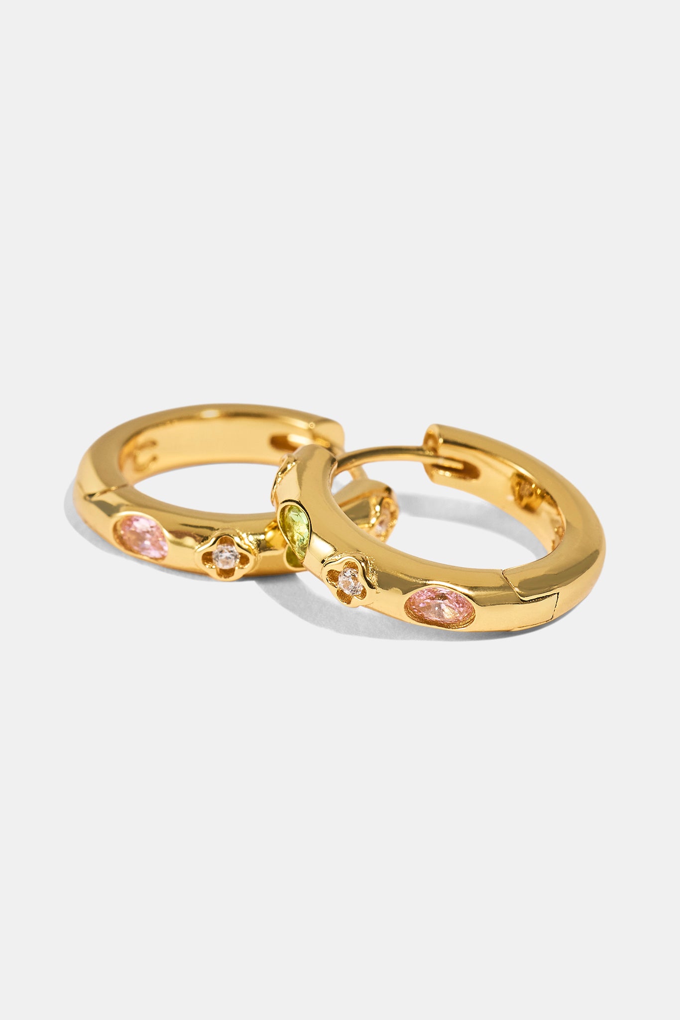 Edelstein- & Motiv-Huggie-Creolen – 15 mm – Gold