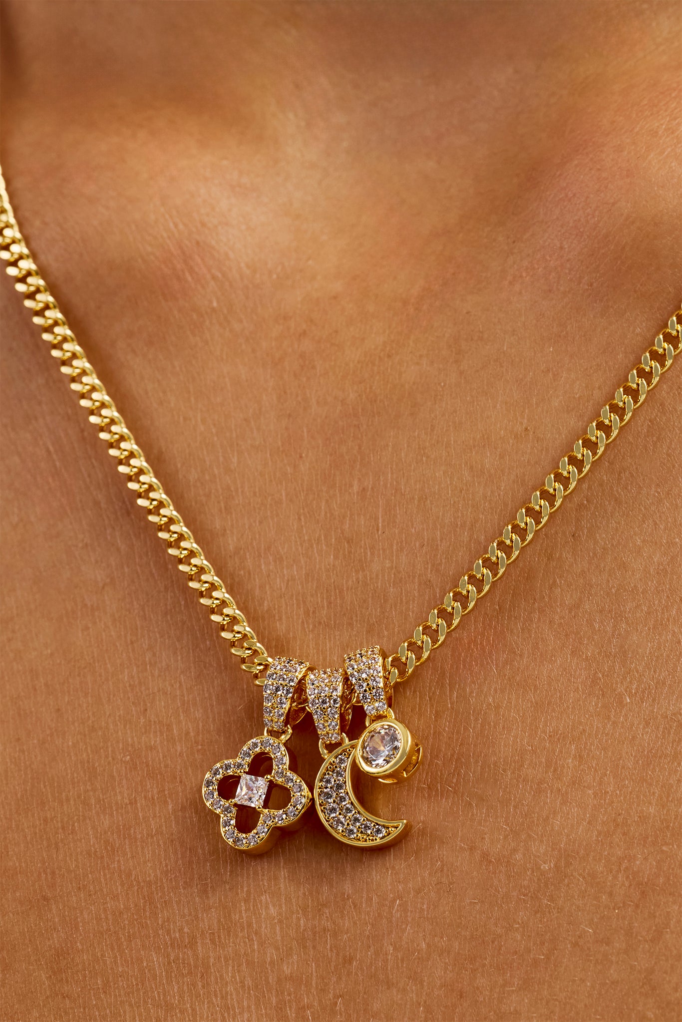 Halskette mit dreifachem Motiv und Mondanhänger – 10 mm – Gold