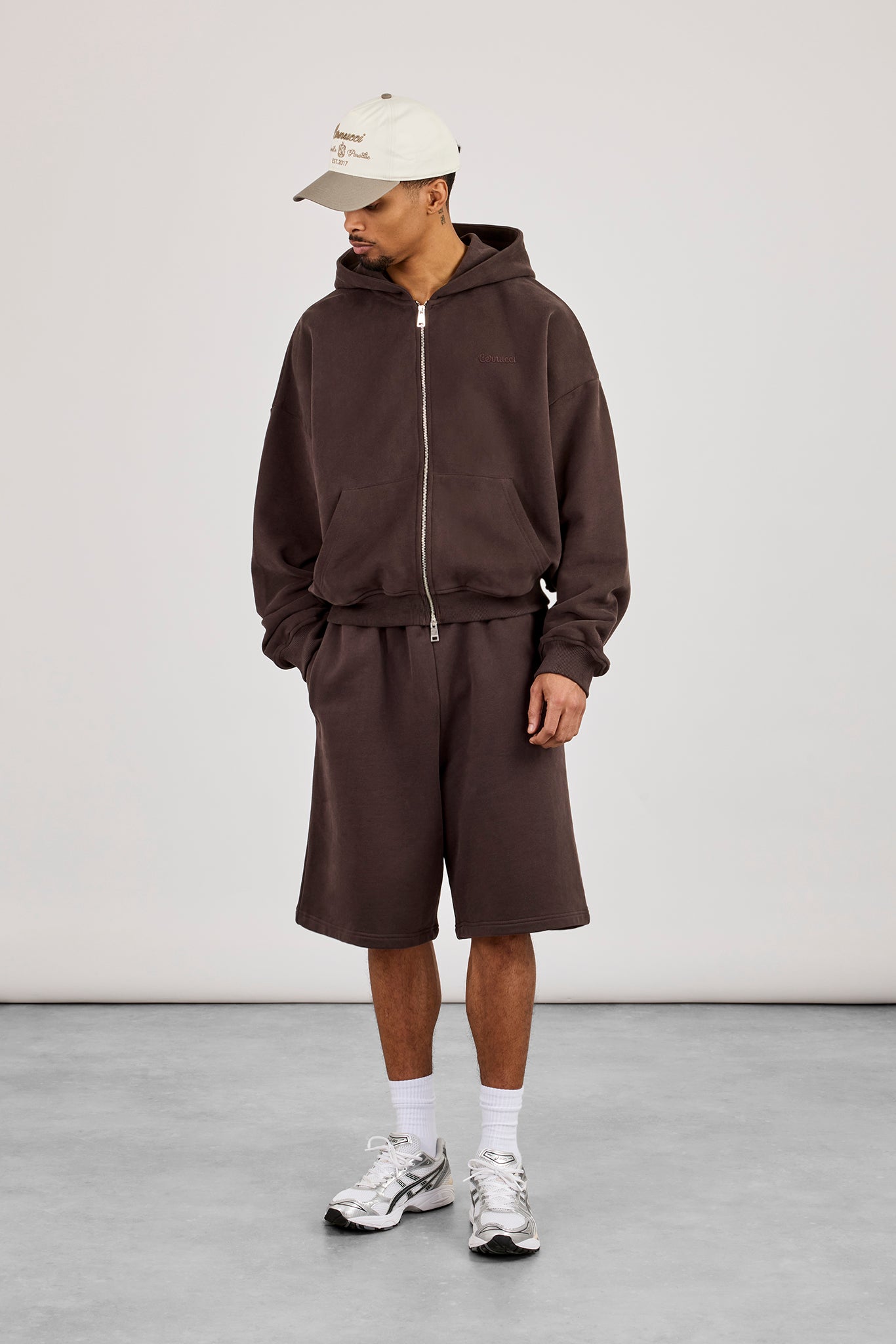 Kapuzenpullover mit Reißverschluss & bestickte Jersey-Bermudashorts – Kaffee