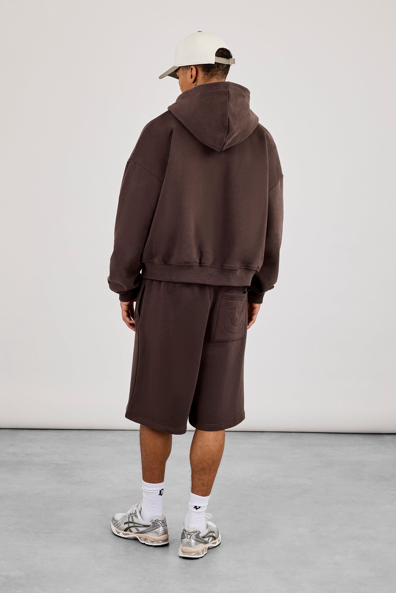 Kapuzenpullover mit Reißverschluss & bestickte Jersey-Bermudashorts – Kaffee