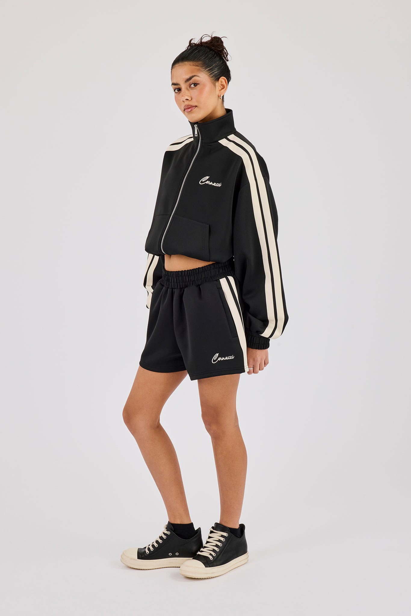 Kurze Trainingsjacke mit Stehkragen und Shorts mit Zierstreifen – Schwarz