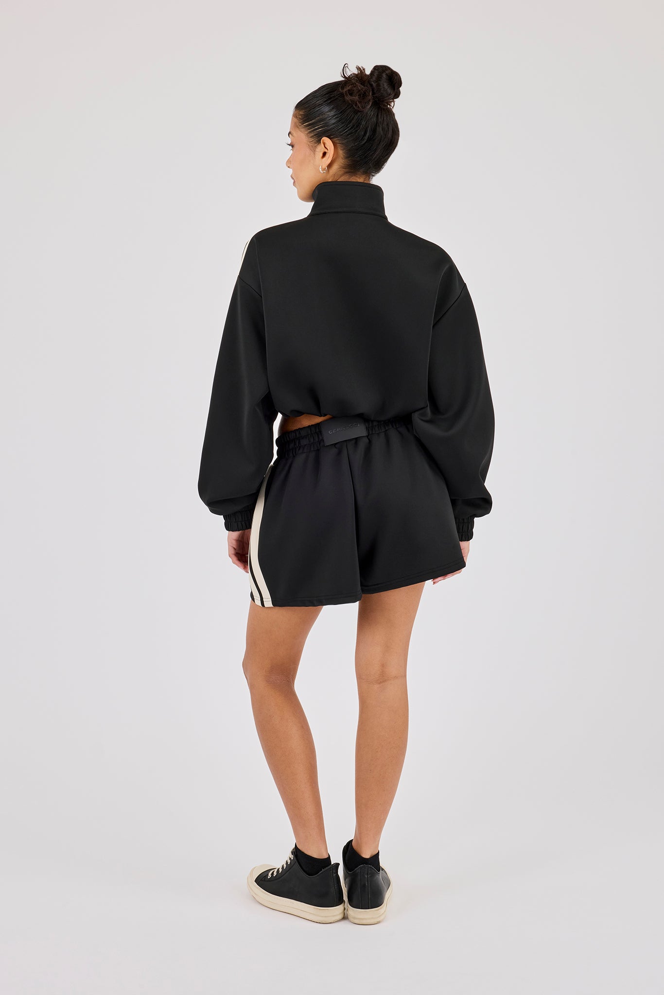 Kurze Trainingsjacke mit Stehkragen und Shorts mit Zierstreifen – Schwarz