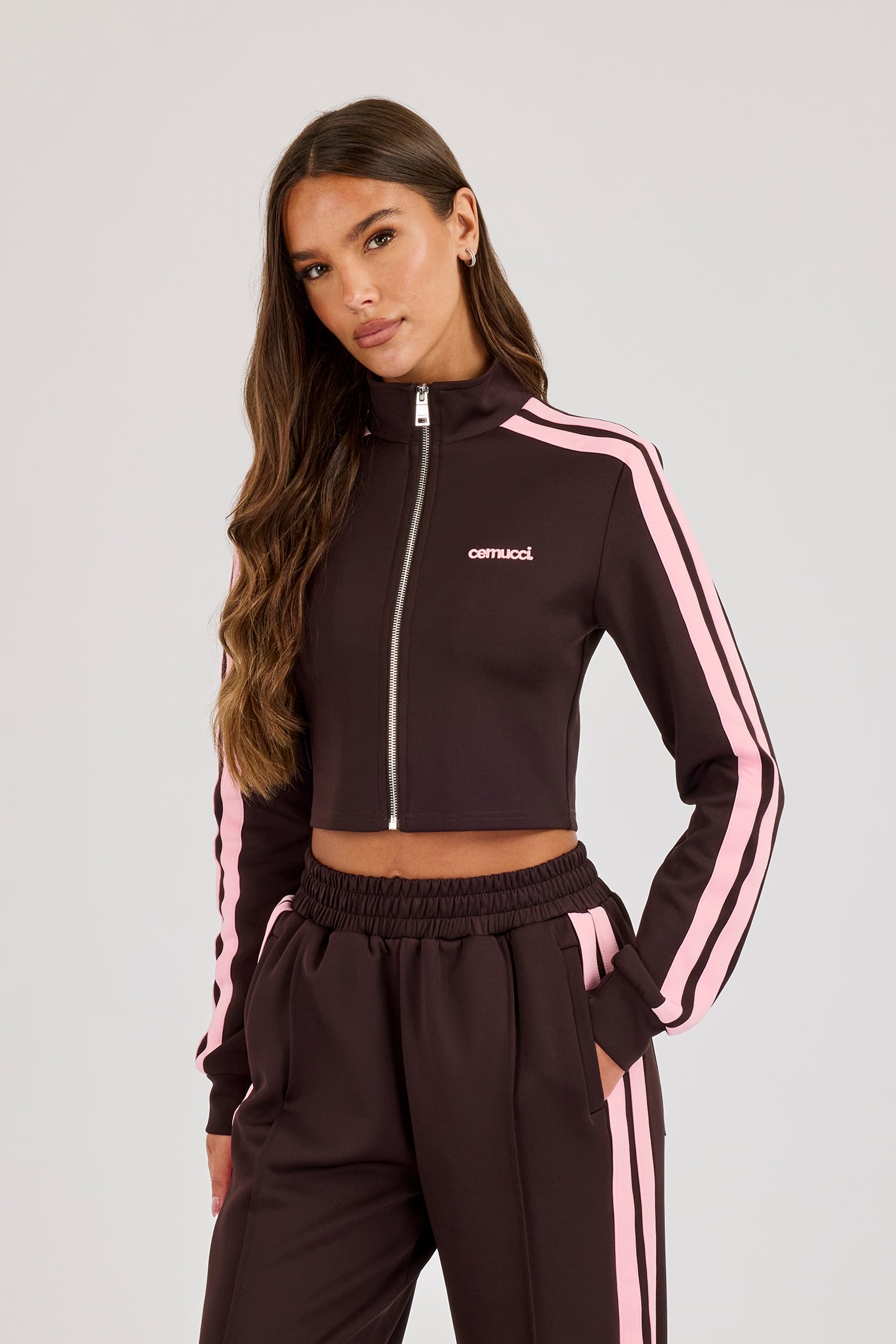 Eng anliegendes Trainings-Oberteil mit rosa Taping – Schokolade