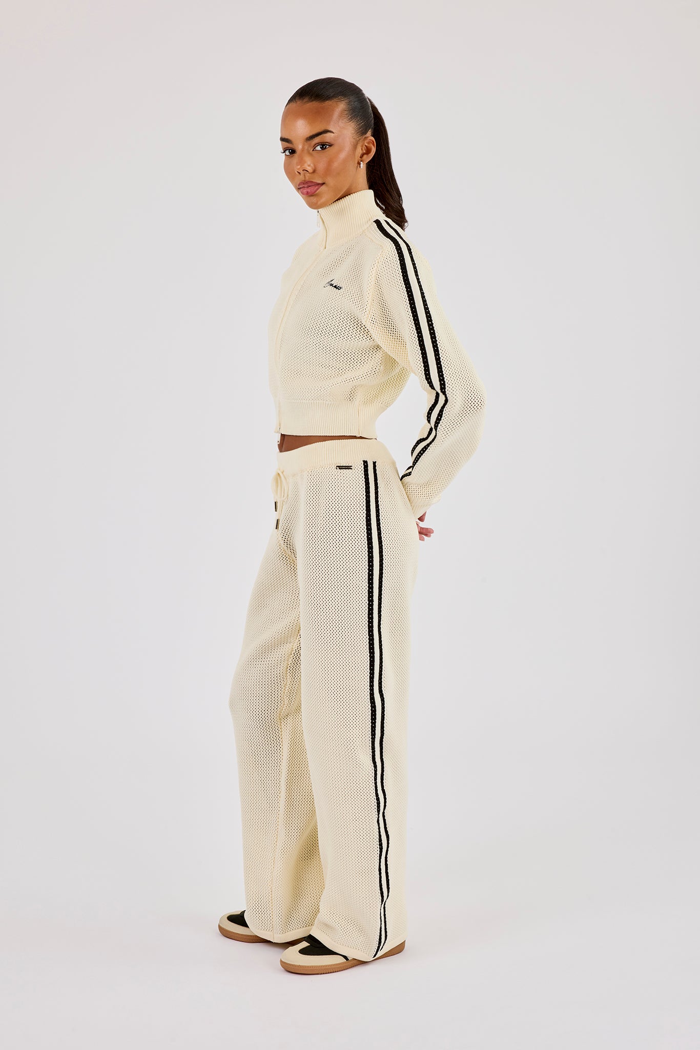 Jogginghose mit weitem Bein und Strickband – Cremeweiß