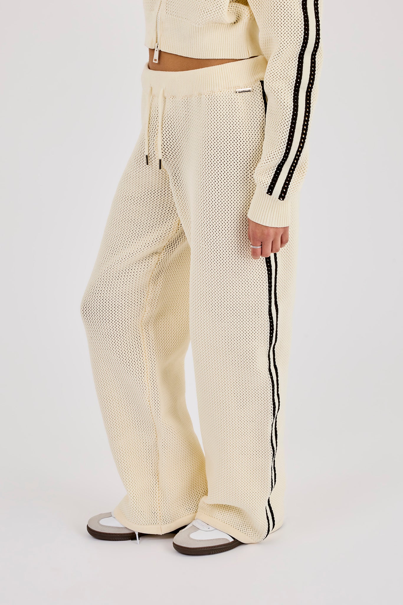 Jogginghose mit weitem Bein und Strickband – Cremeweiß