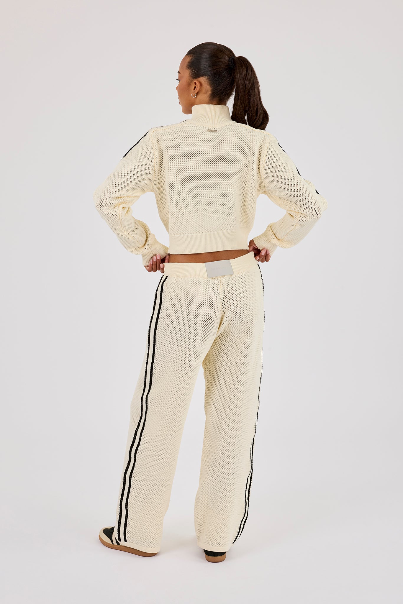 Trainingsjacke mit Stehkragen und weitem Bein, verziert mit Strickbändern – Off-White