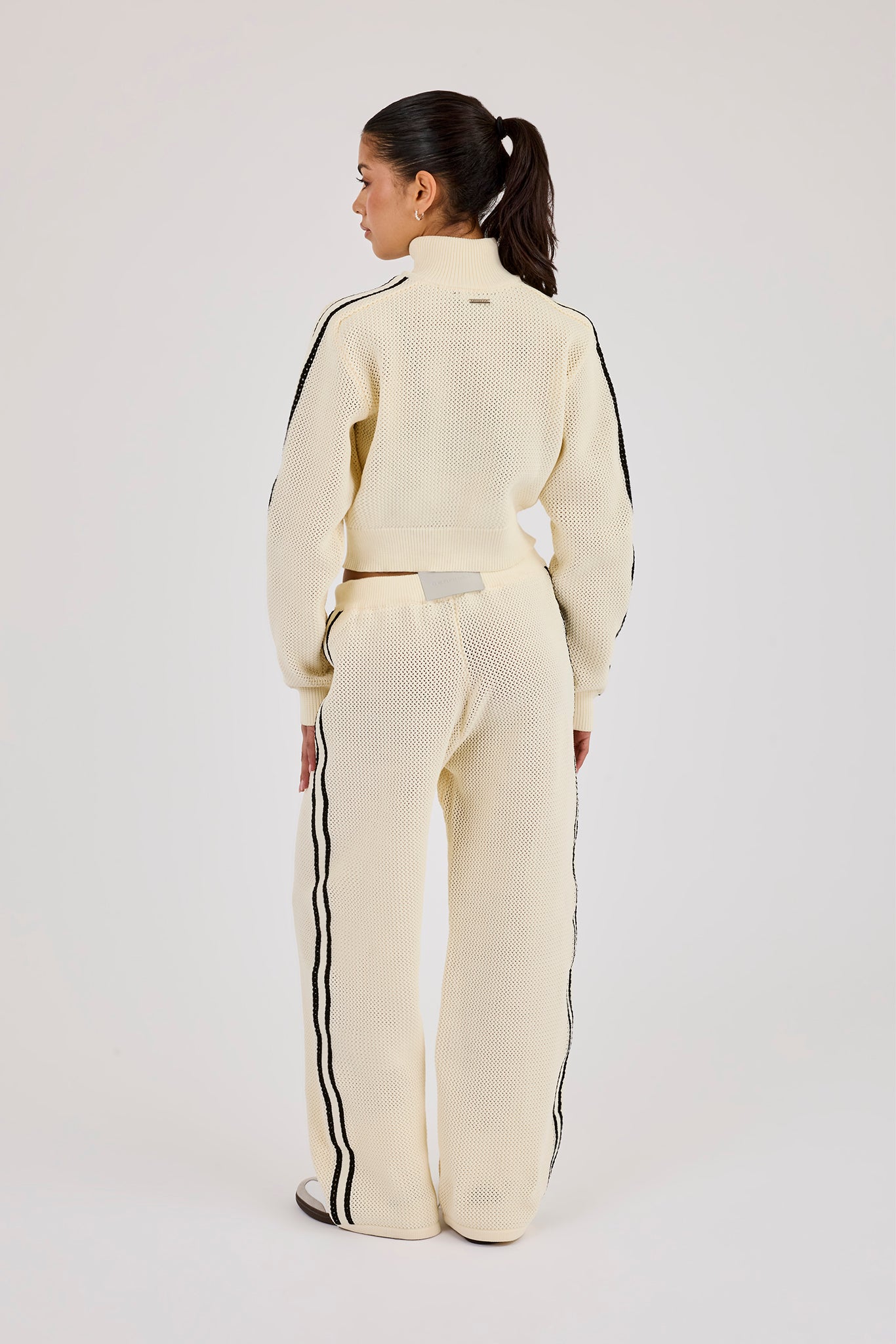 Trainingsjacke mit Stehkragen und weitem Bein, verziert mit Strickbändern – Off-White