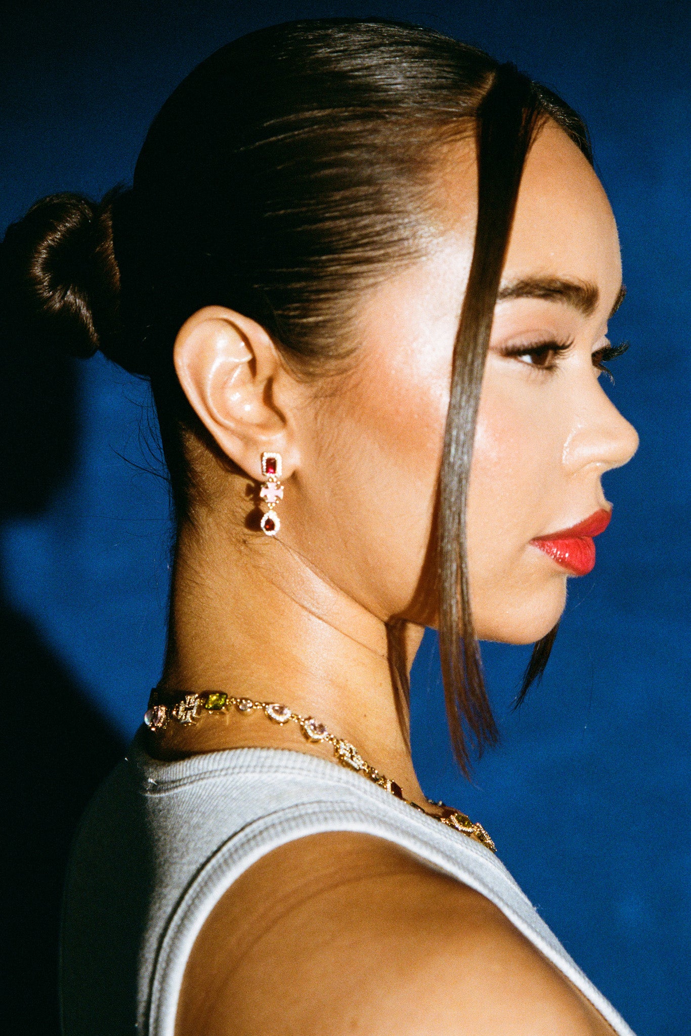 Rosafarbene Tropfenohrringe mit mehreren Edelsteinen – Gold