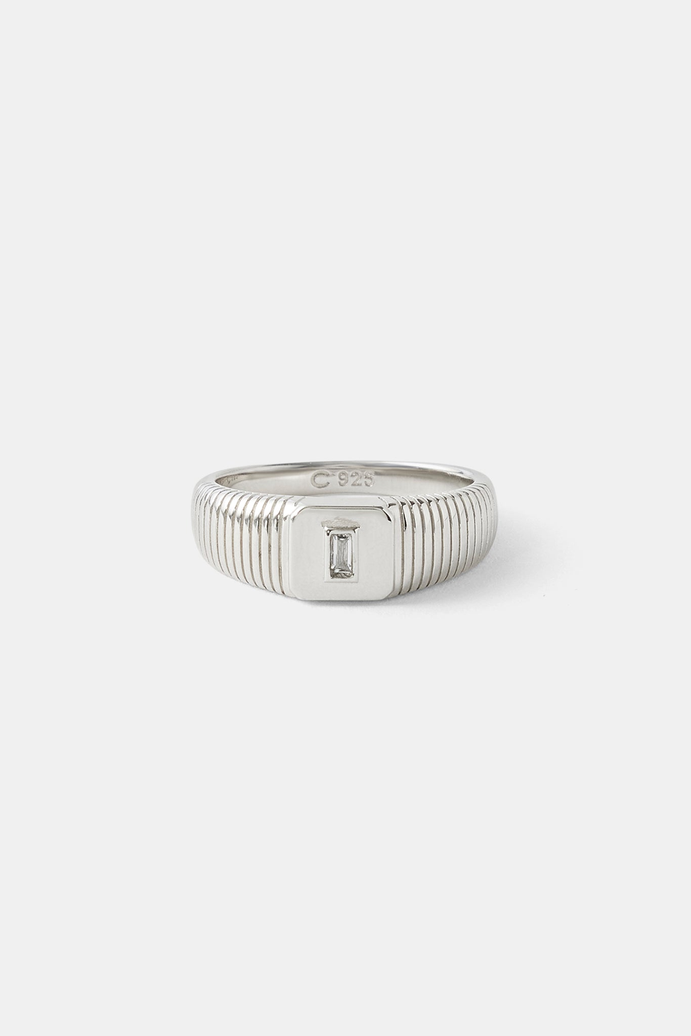 Strukturierter Ring mit Baguette-Stein in der Mitte – 8 mm