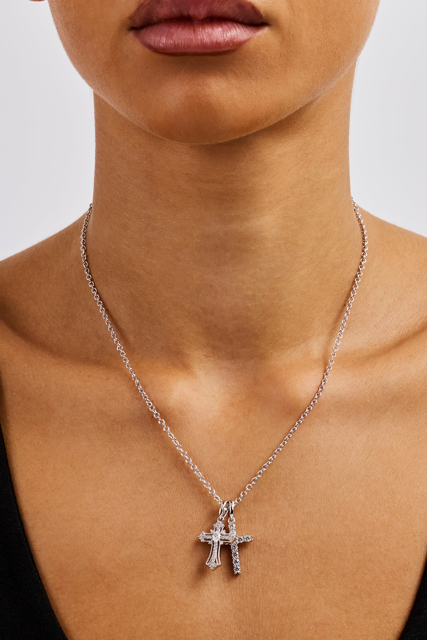 Doppelte, mehrfach verzierte Kreuzkette – 20 mm – Weiß